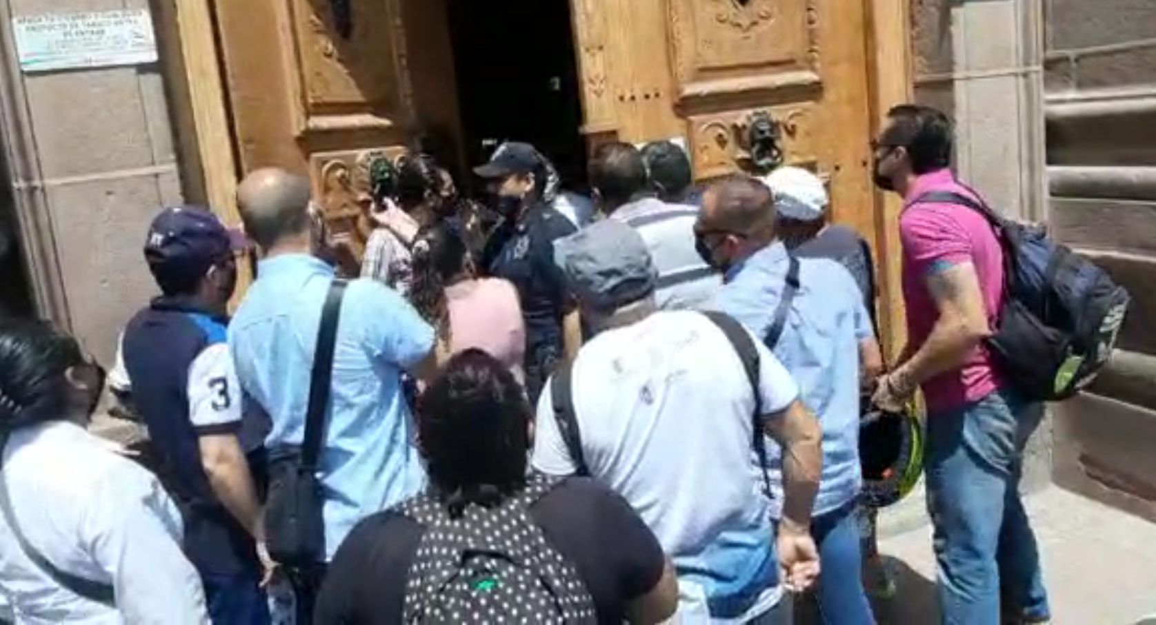 Empujones y jaloneos entre policías y personal de Palacio de Gobierno
