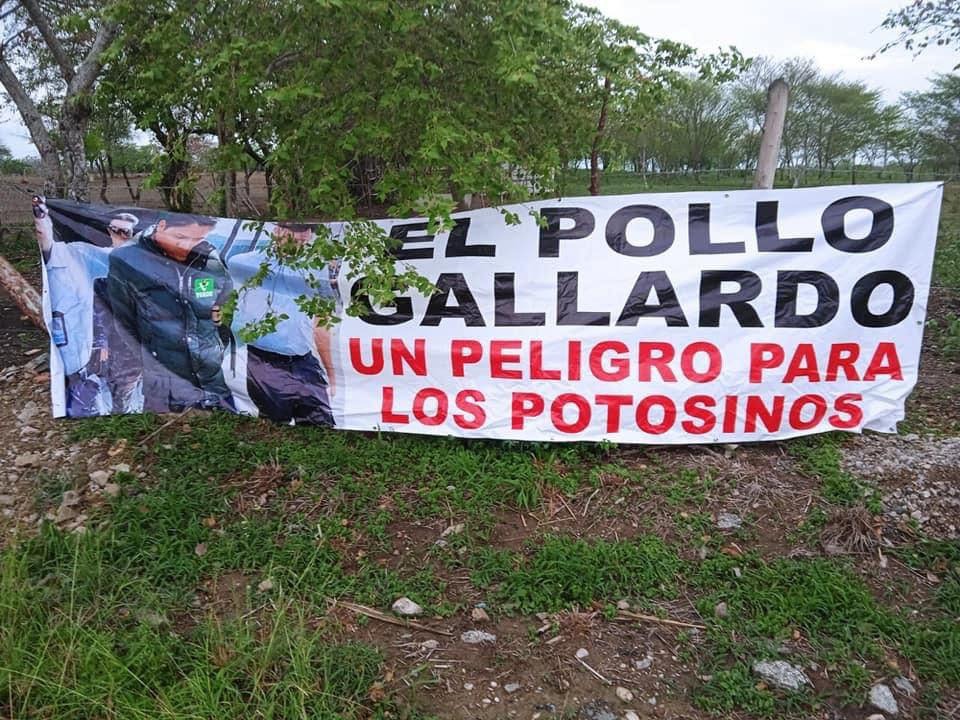  Colocan mantas contra Ricardo Gallardo en puentes peatonales