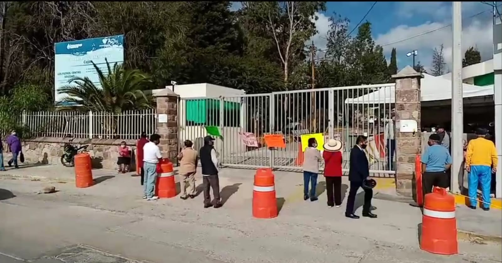  Se manifiestan en el Interapas por falta de agua