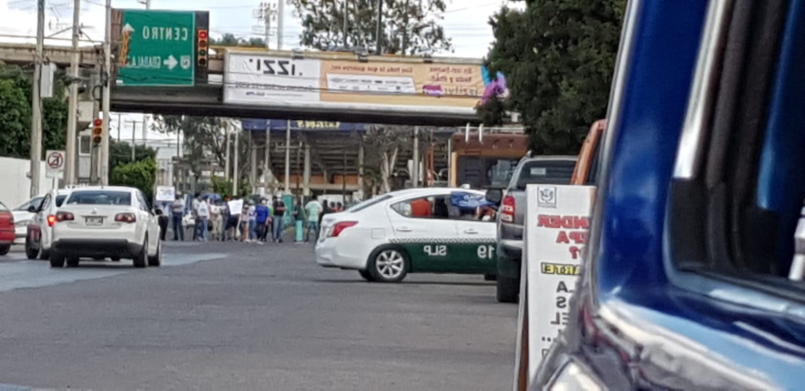  Vecinos afectados por cortes de agua toman vialidades