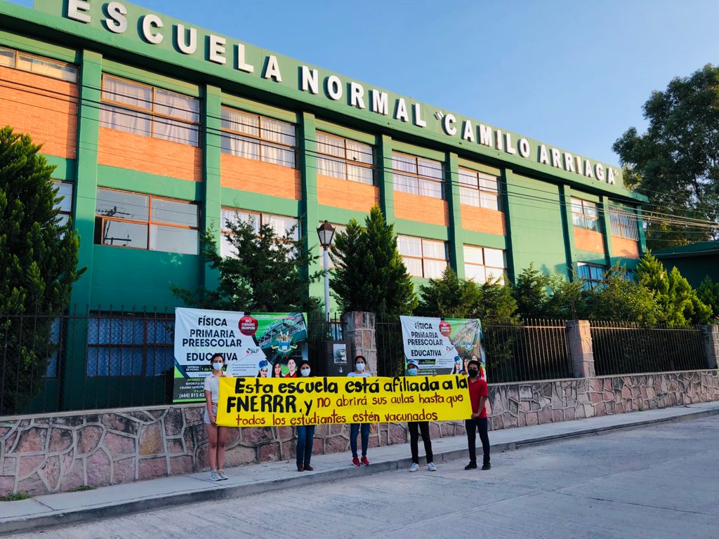  Estudiantes clausuran escuelas en rechazo al regreso a clases presenciales