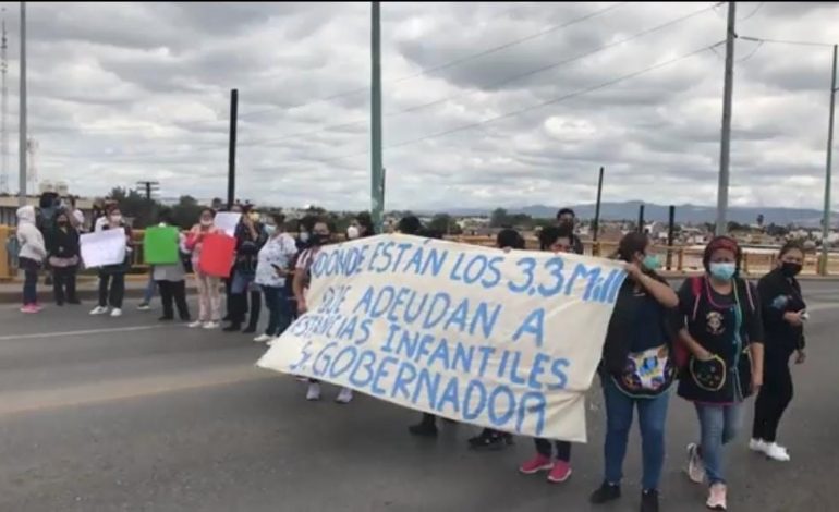  Trabajadoras de estancias infantiles bloquean Avenida Universidad