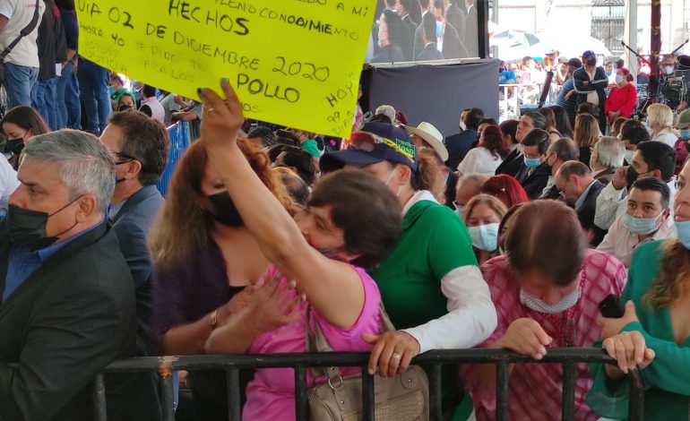  Desalojan a manifestante de toma de protesta de Gallardo