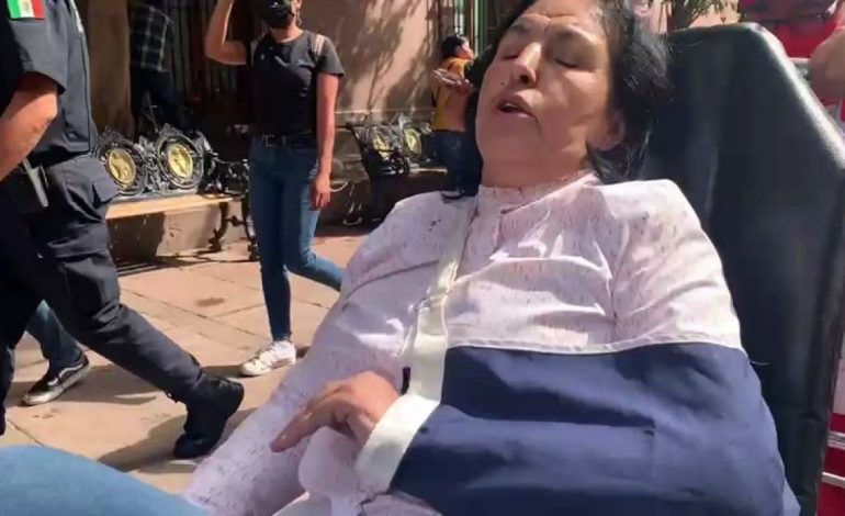  Mujer denunció ser atacada por policía al tratar de entrar a Palacio de Gobierno