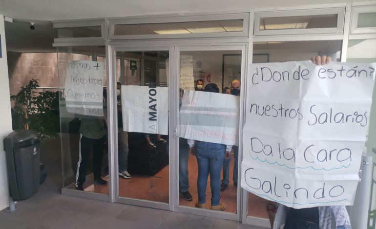  Trabajadores municipales se manifiestan por falta de pago