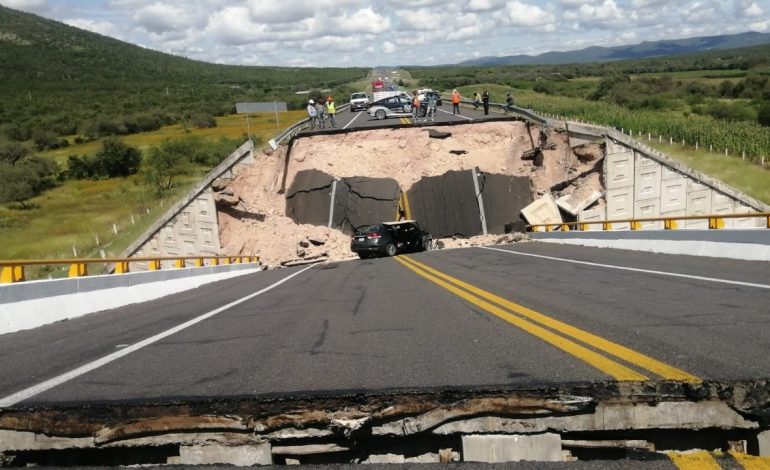  Derrumbe de puente en Cerritos deja un muerto; JEC responsabiliza a empresa constructora