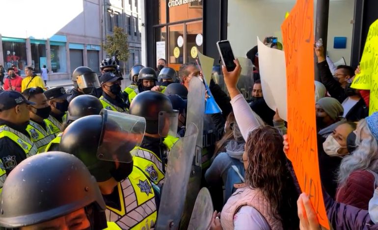  Manifestantes del SUTSGE reprimidos durante desfile del 20 de noviembre