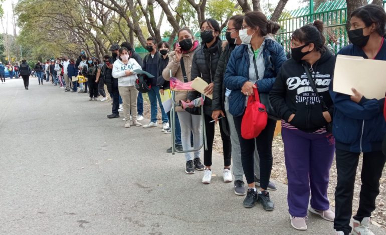  Después de 12 horas de espera continúa la jornada de vacunación contra Covid 19