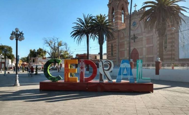  Ayuntamiento de Cedral remueve comerciantes de plaza principal
