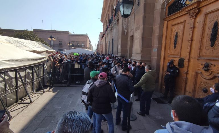  Maestros de telesecundaria protestan contra amparos de Gobierno para no pagarles