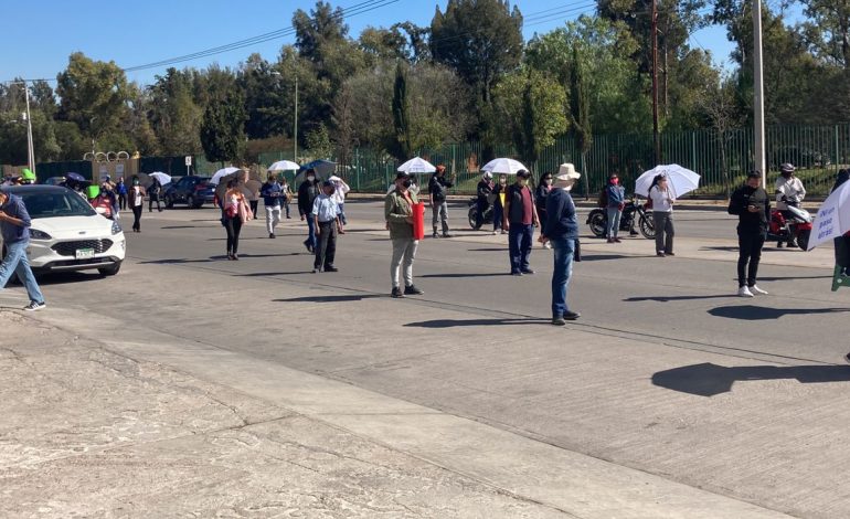  SITTGE bloquea avenida Chapultepec por retraso en el pago de aguinaldos