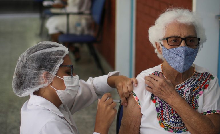  Anuncian aplicación de tercera dosis de vacuna contra el COVID-19 para adultos mayores