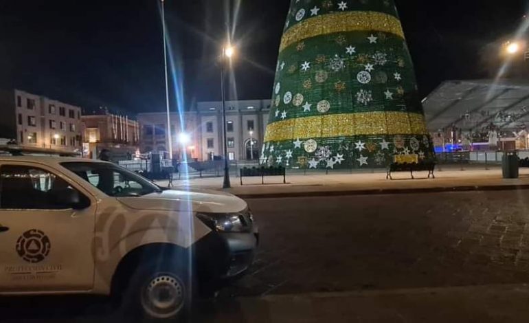  Comienzan a desmontar árbol navideño en Fundadores