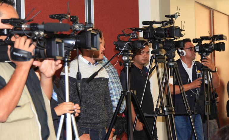  El gobernador Gallardo felicita a los periodistas en su día, incluso a los que “no son serios”