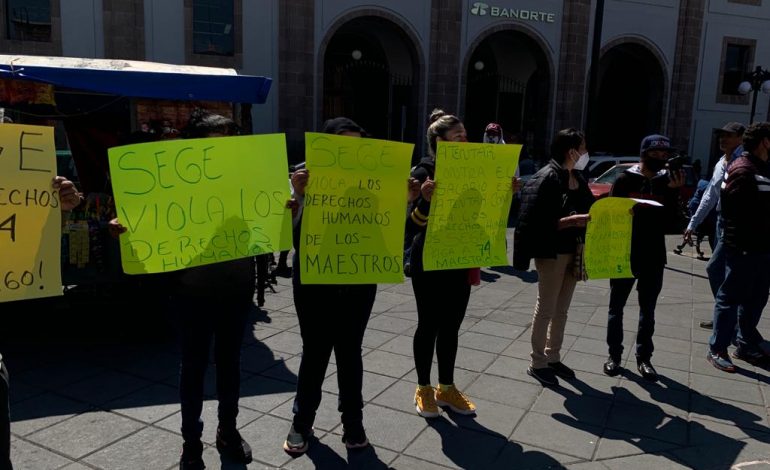  Maestros protestan por adeudo de pagos; 24 escuelas afectadas