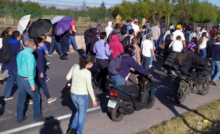  Ante “ola” de despidos, afiliados al SUTSGE bloquean periférico (Video)