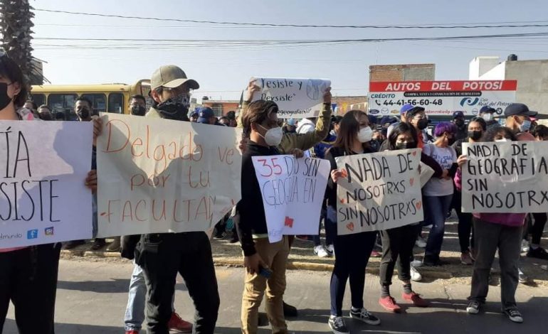  Alumnos de Geografía se manifiestan contra suspensión de licenciatura