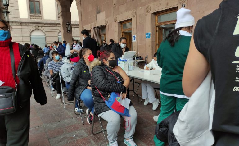  Comenzó la jornada de vacunación contra covid-19 en Plaza de Armas