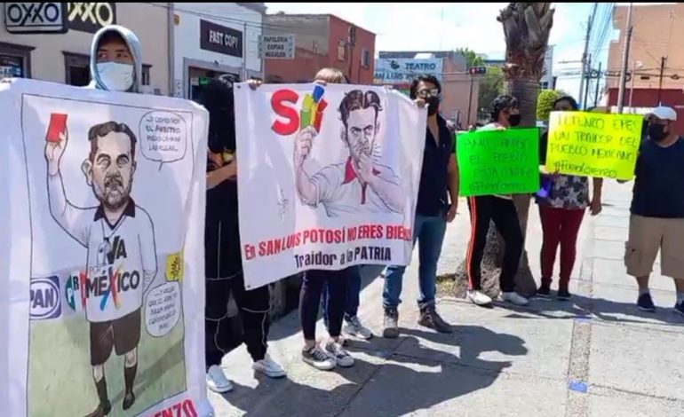  Protestan contra Lorenzo Córdova en la Facultad de Derecho