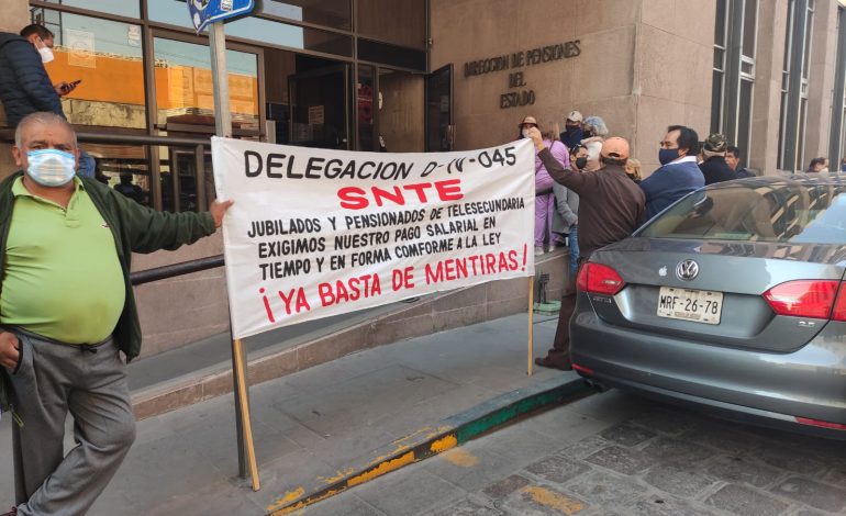  Maestros de telesecundaria se manifiestan por retraso de pago de pensiones