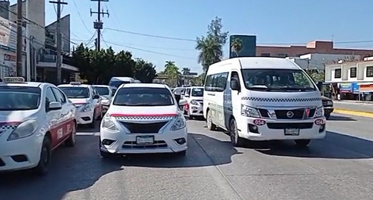  Taxistas se manifiestan para exigir descuentos en pagos por refrendo y revista en Ciudad Valles