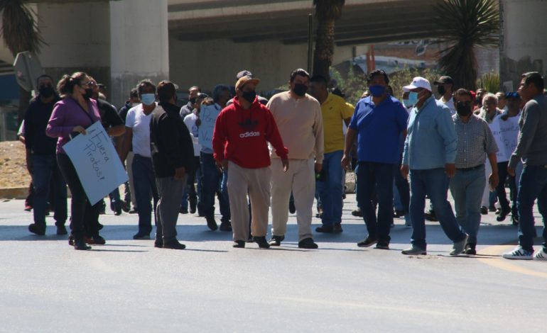  Taxistas bloquean Distribuidor Juárez; protestan contra “piratas”