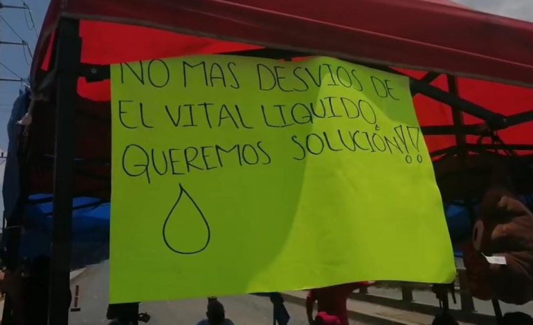  Bloquean puente Miguel Valladares por falta de agua; señalan desinterés del Interapas