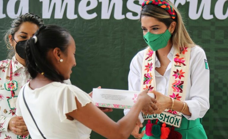  DIF entregó contrato de kits menstruales a comercializadora de papelería