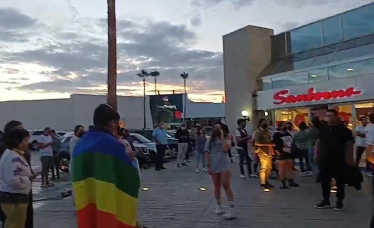  Comunidad LGBT+ realiza “besotón” en Plaza Tangamanga por actos de discriminación