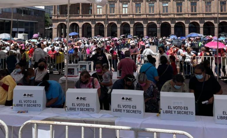  Acarrean a cientos de personas a votación de Morena en la capital (video)