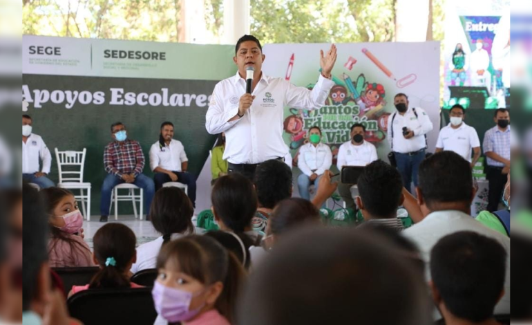  Gallardo promete traslados a la Fenapo, luminarias y uniformes gratuitos para Matehuala