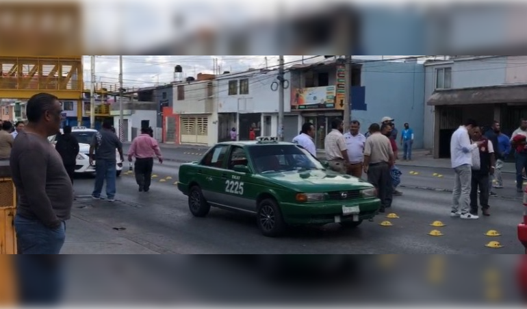  Taxistas bloquean vialidades; exigen acciones contra transporte “pirata” (video)