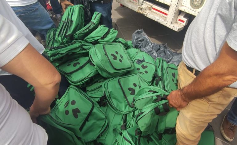  Gallardo continúa entregando mochilas con su imagen de campaña