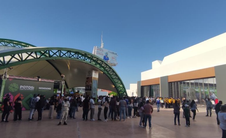  Entre marchas forzadas y largas filas inauguran Fenapo 2022 (video)