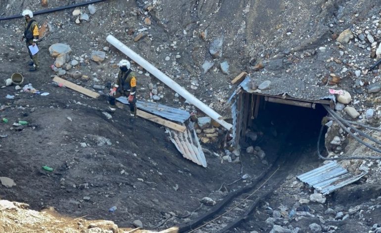  Rescatan a 5 de 10 mineros atrapados en un pozo en Coahuila