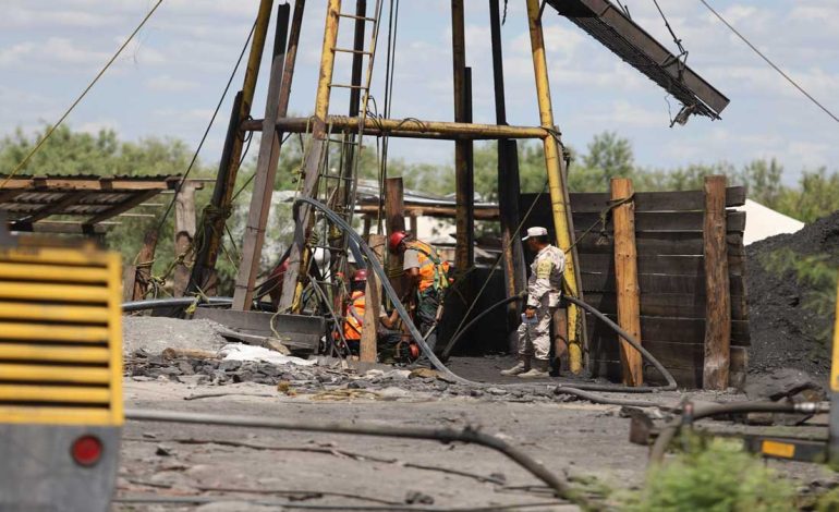  Familiares aceptan esperar hasta 11 meses para el rescate de mineros en Coahuila