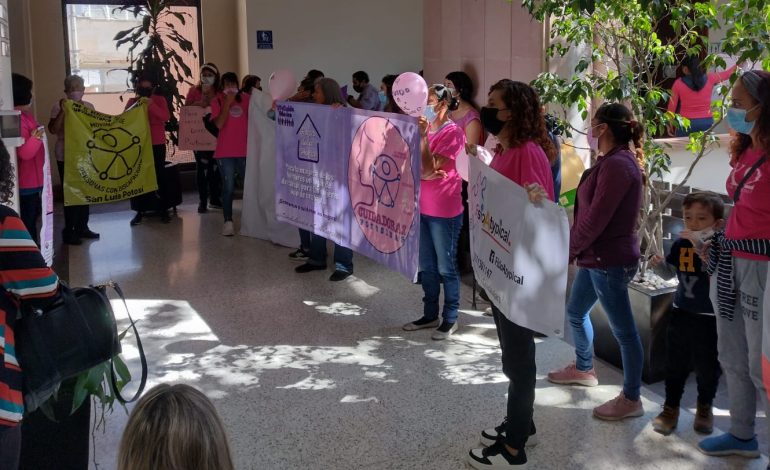  Diputados desairan a personas cuidadoras que promueven ley para SLP