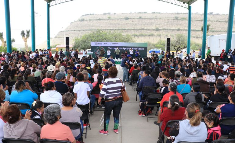  Ciudadanos esperaron bajo la lluvia para recibir despensas del Gobierno de SLP