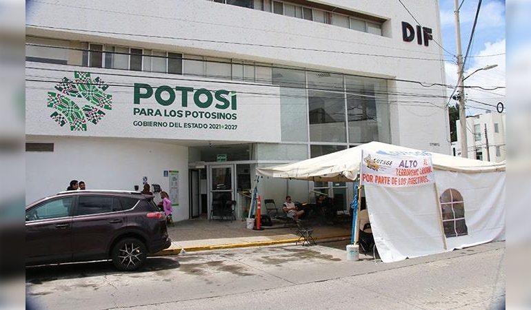  Sin ser atendidos, SUTSGE cumple 168 horas en plantón del DIF estatal