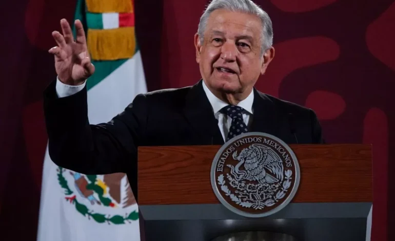  AMLO “destapa” a 42 de sus opositores como presidenciables