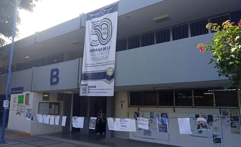  Alumnas protestan contra el acoso en la Facultad de Psicología de la UASLP