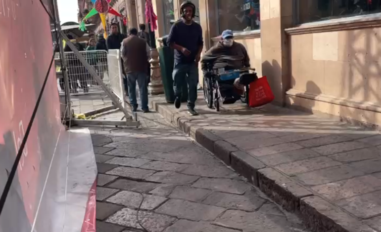  (VIDEO) Escenario del Ayuntamiento de SLP obstaculiza rampa para personas con discapacidad