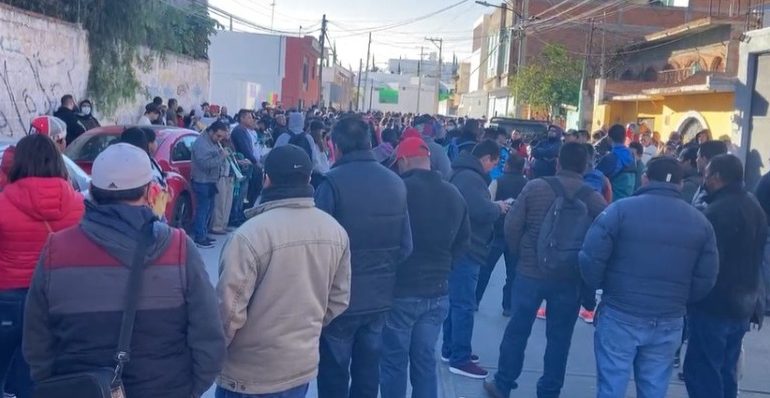  Trabajadores toman oficinas del Cobach en SLP por adeudo de prestaciones