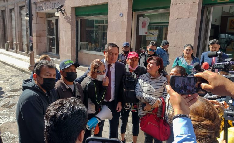  Víctimas piden ayuda a Osorio Chong durante su visita a SLP