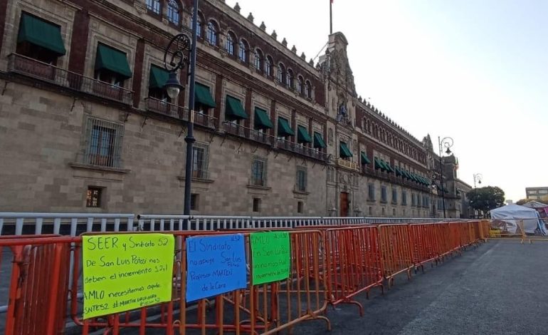  Maestros de la Sección 52 del SNTE protestan afuera de Palacio Nacional