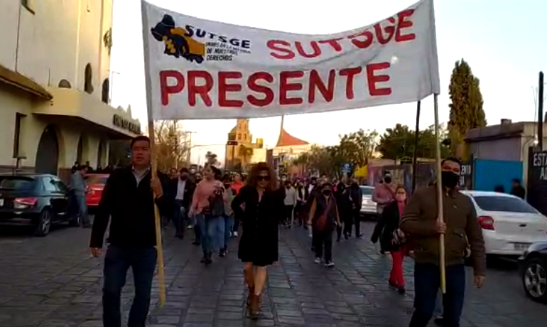  (VIDEO) Burócratas toman el Centro de SLP en protesta por desafiliación del IMSS