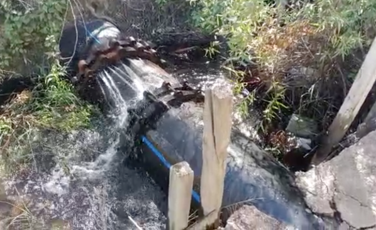  Fuga en un ducto del Interapas cumple 3 meses tirando agua en el Periférico