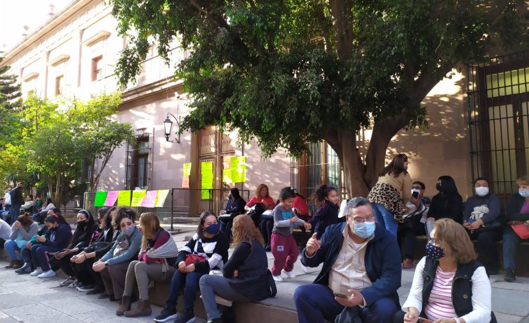  Trabajadores exigen pago de prestaciones; señalan al Congreso, CEDH, FGE y DIF