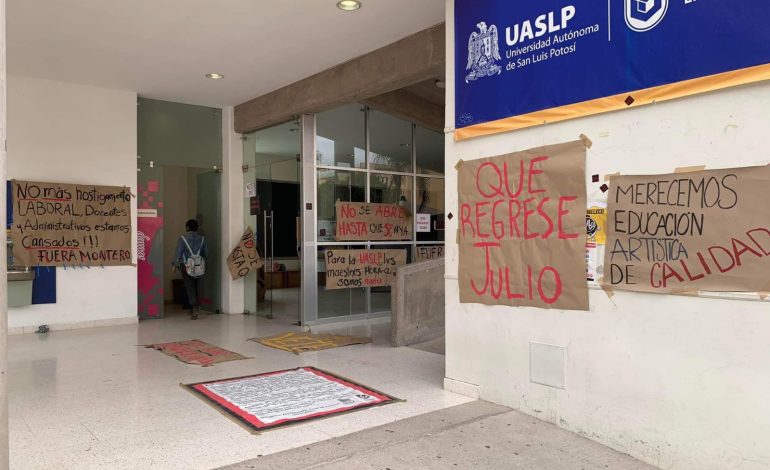  Alumnos realizan paro y piden destitución del director de la Caarte UASLP