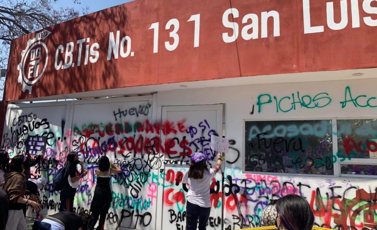  Alumnas del CBTis 131 en SLP protestan contra maestros acosadores (VIDEO)